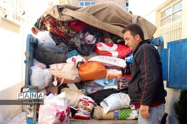 بسته بندی اقلام جمع‌آوری شده از دانش‌آموزان و فرهنگیان آذربایجان شرقی