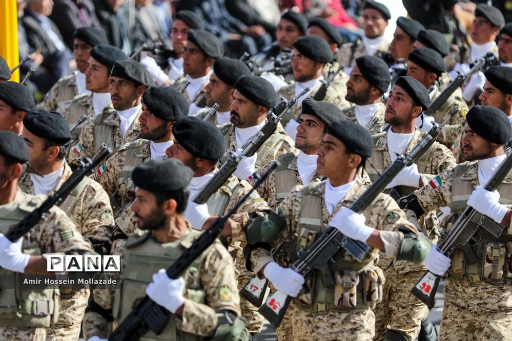 ارتش اسوه صلابت و اقتدار/ رژه روز ارتش در ارومیه