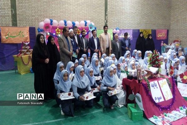 اهداء عروسک به کودکان سیل زده توسط دانش‌آموزان دبستان مائده منطقه خزل همدان
