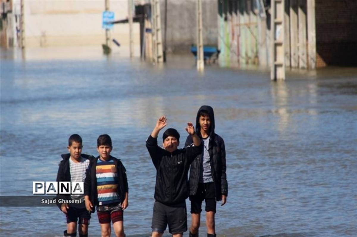مدارس خوزستان با آب درگیرند، در لرستان و گلستان آموزش برقرار است