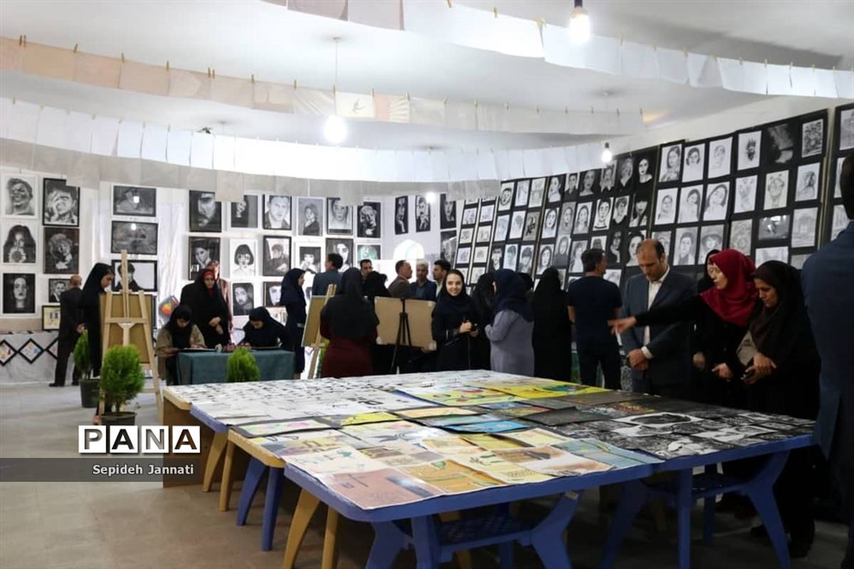 آشنایی دانش‌آموزان با مشاغل در نمایشگاه مشاغل آباده