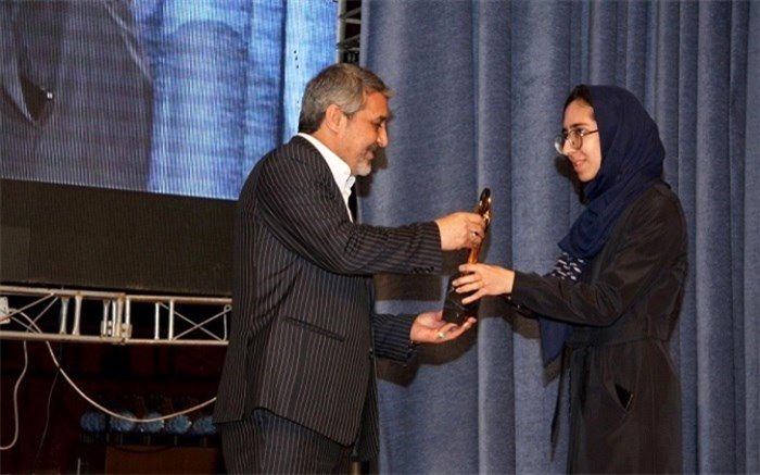 اهدای تندیس قلم زرین دانش‌آموزان زلزله‌زده کرمانشاهی به معاون وزیر آموزش‌وپرورش