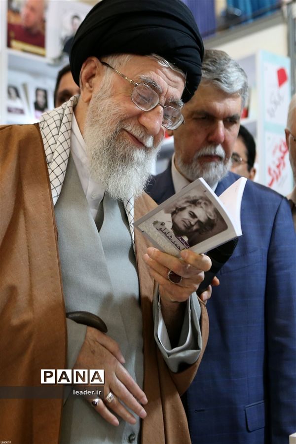 بازدید رهبرمعظم انقلاب از نمایشگاه کتاب تهران