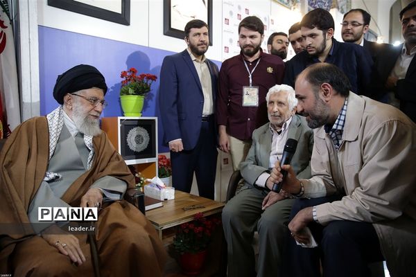 بازدید رهبرمعظم انقلاب از نمایشگاه کتاب تهران