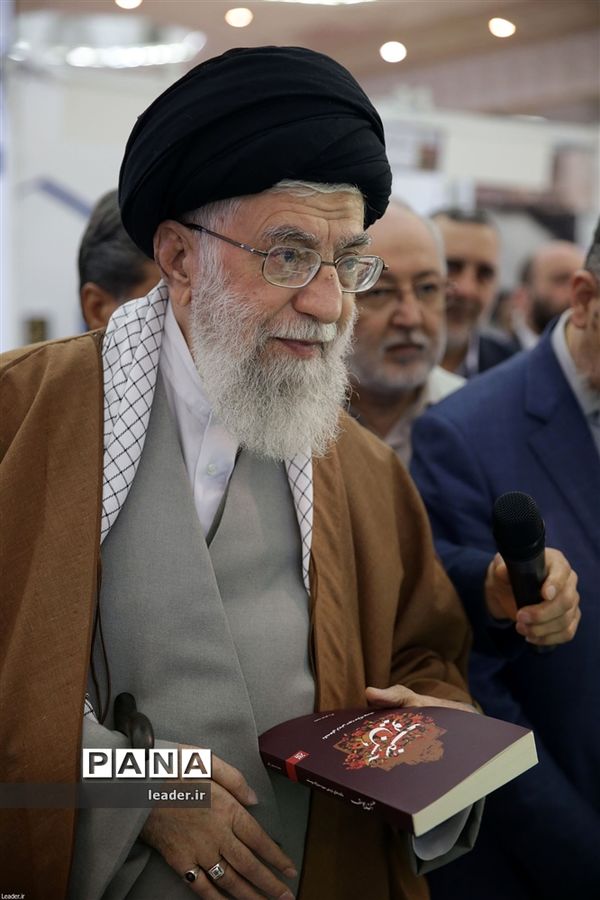 بازدید رهبرمعظم انقلاب از نمایشگاه کتاب تهران