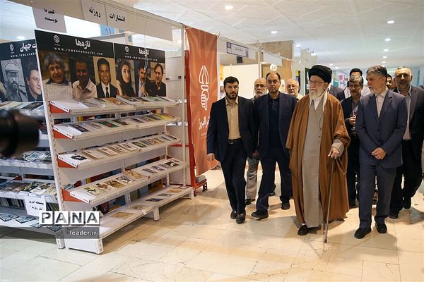 بازدید رهبرمعظم انقلاب از نمایشگاه کتاب تهران