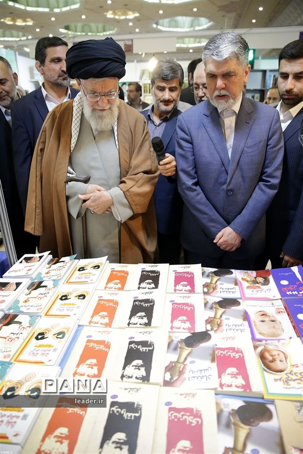 بازدید رهبرمعظم انقلاب از نمایشگاه کتاب تهران