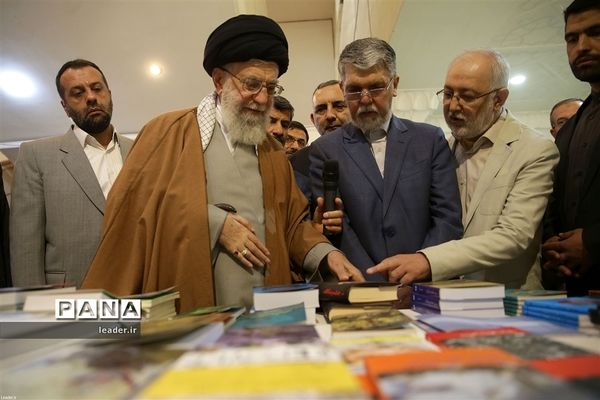 بازدید رهبرمعظم انقلاب از نمایشگاه کتاب تهران