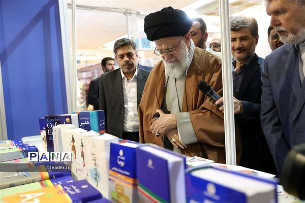 بازدید رهبرمعظم انقلاب از نمایشگاه کتاب تهران