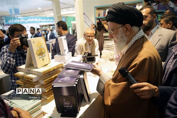 بازدید رهبرمعظم انقلاب از نمایشگاه کتاب تهران
