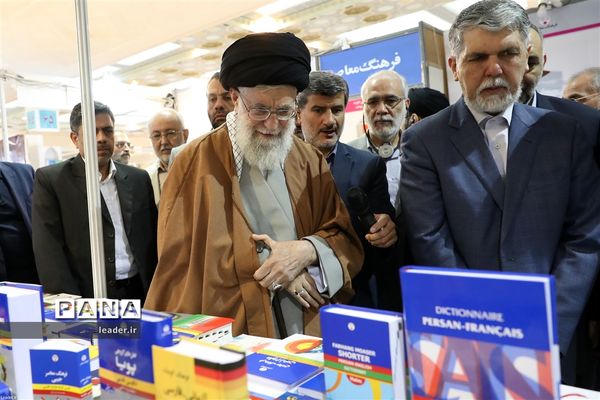 بازدید رهبرمعظم انقلاب از نمایشگاه کتاب تهران
