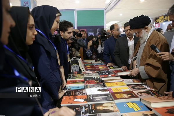 بازدید رهبرمعظم انقلاب از نمایشگاه کتاب تهران