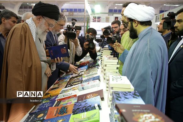 بازدید رهبرمعظم انقلاب از نمایشگاه کتاب تهران