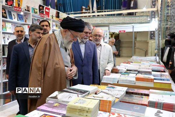 بازدید رهبرمعظم انقلاب از نمایشگاه کتاب تهران