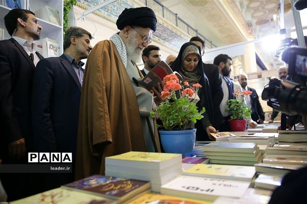 بازدید رهبرمعظم انقلاب از نمایشگاه کتاب تهران