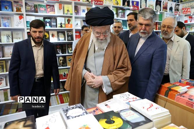 بازدید رهبرمعظم انقلاب از نمایشگاه کتاب تهران