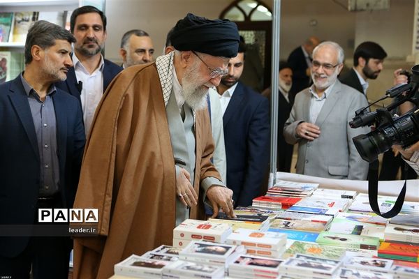 بازدید رهبرمعظم انقلاب از نمایشگاه کتاب تهران