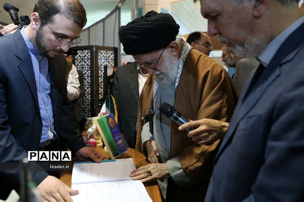 بازدید رهبرمعظم انقلاب از نمایشگاه کتاب تهران