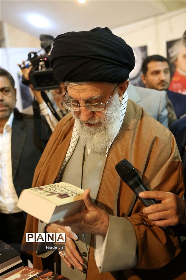 بازدید رهبرمعظم انقلاب از نمایشگاه کتاب تهران