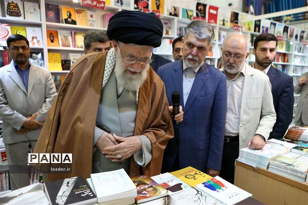 بازدید رهبرمعظم انقلاب از نمایشگاه کتاب تهران