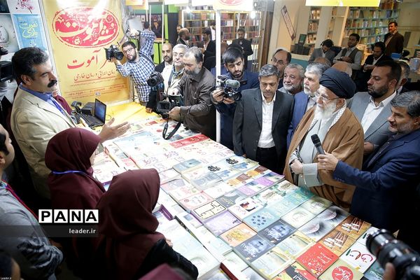 بازدید رهبرمعظم انقلاب از نمایشگاه کتاب تهران