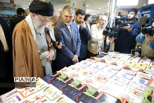 بازدید رهبرمعظم انقلاب از نمایشگاه کتاب تهران