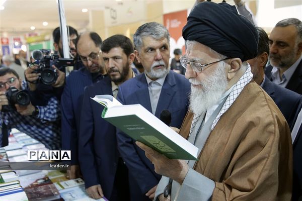 بازدید رهبرمعظم انقلاب از نمایشگاه کتاب تهران