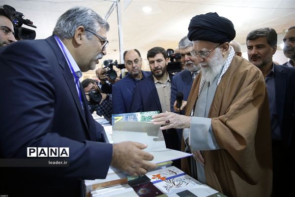 بازدید رهبرمعظم انقلاب از نمایشگاه کتاب تهران