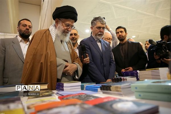 بازدید رهبرمعظم انقلاب از نمایشگاه کتاب تهران