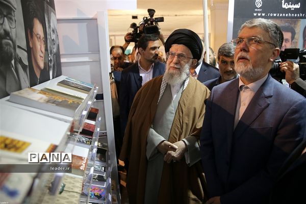 بازدید رهبرمعظم انقلاب از نمایشگاه کتاب تهران