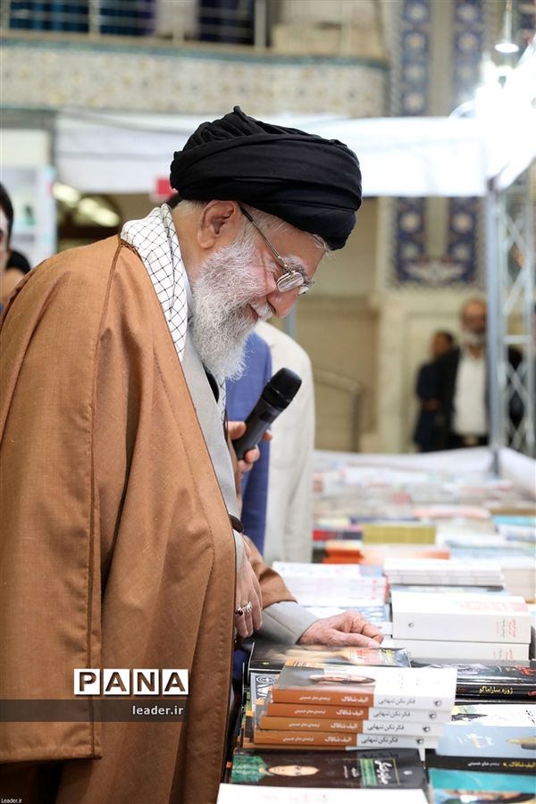 بازدید رهبرمعظم انقلاب از نمایشگاه کتاب تهران