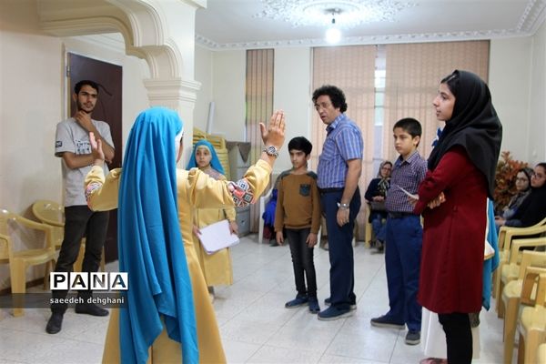 پرده خوانی و نقالی هفت قاب تاریخ شیراز از زبان دانش‌آموزان شیرازی در هفته شیراز