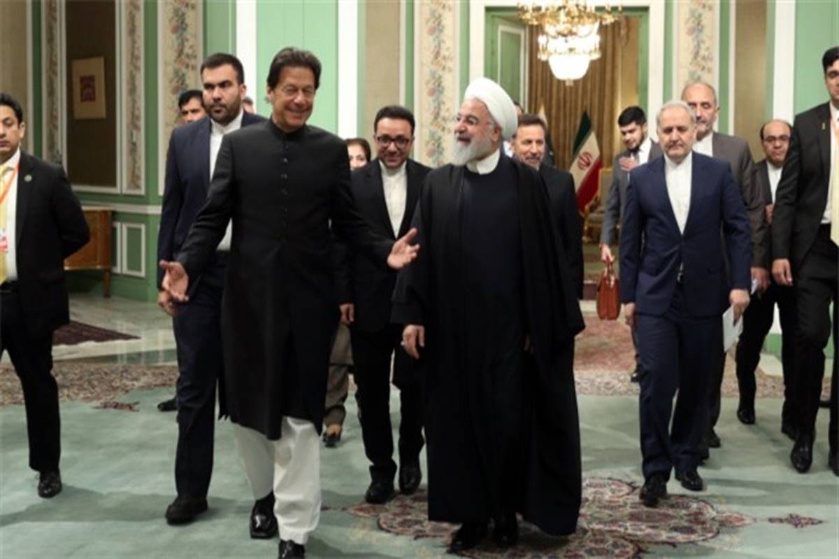 روحانی: کشورهای مستقل منطقه باید مثل ایران و پاکستان در کنار هم قرار بگیرند