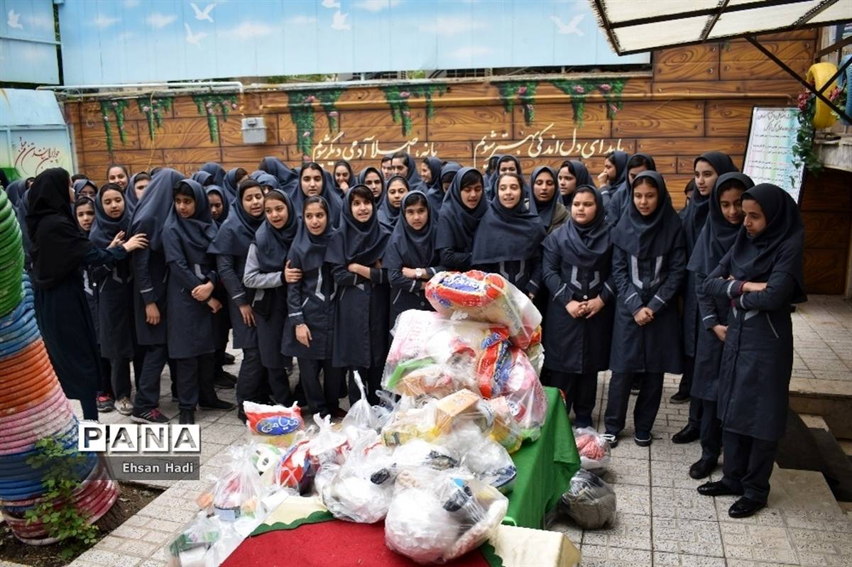 اهدای کمک به سیل زدگان توسط دانش‌آموزان  مجتمع آموزشی گل نرگس مشهد