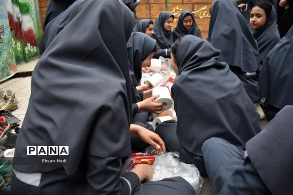 اهدای کمک به سیل زدگان توسط دانش‌آموزان  مجتمع آموزشی گل نرگس مشهد