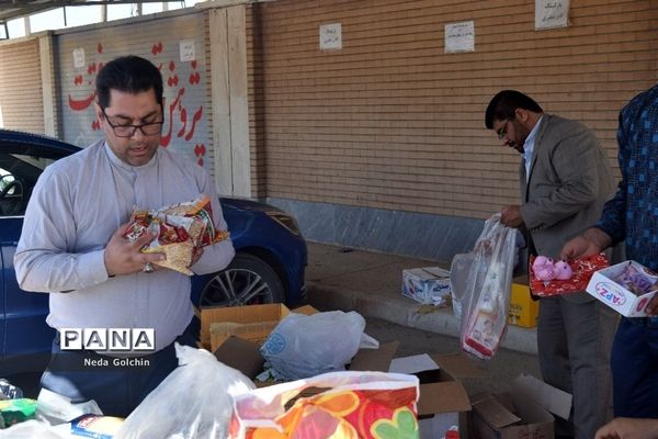 جمع آوری و ارسال اقلام بهداشتی و خوراکی از سوی آموزش و پرورش ناحیه 3 اهواز  به مناطق سیل زده الهایی