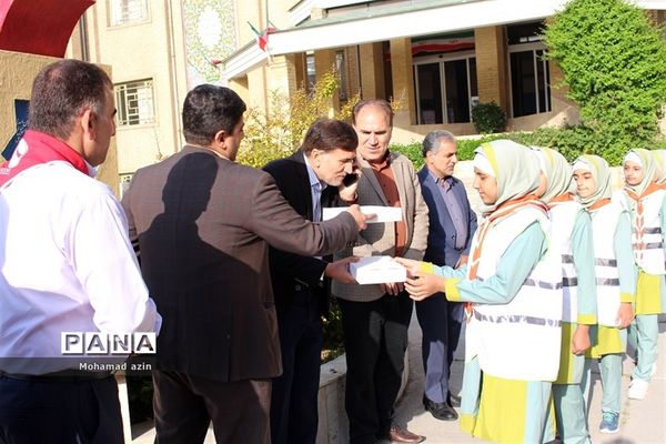 قدردانی دانش آموزان پیشتاز ازمعلمان