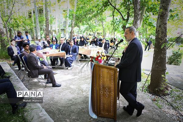 دیدار وزیر آموزش و پرورش با جمعی از معلمان برگزیده کشور