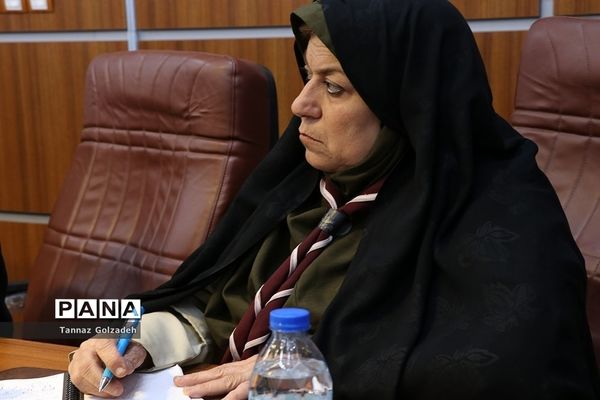 نشست هماهنگی پوشاک و سرویس مدارس در سازمان دانش‌آموزی خوزستان