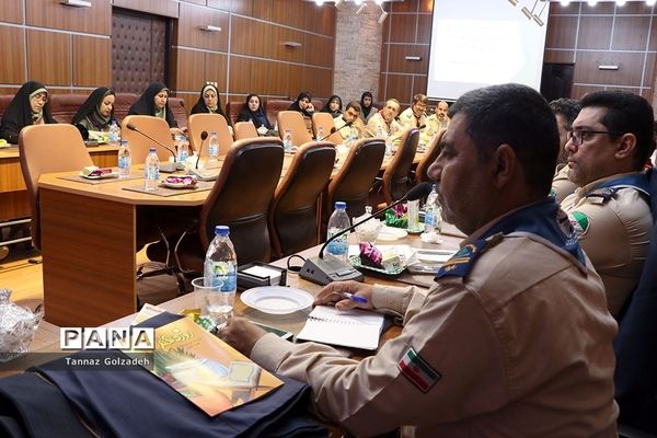 نشست هماهنگی پوشاک و سرویس مدارس در سازمان دانش‌آموزی خوزستان