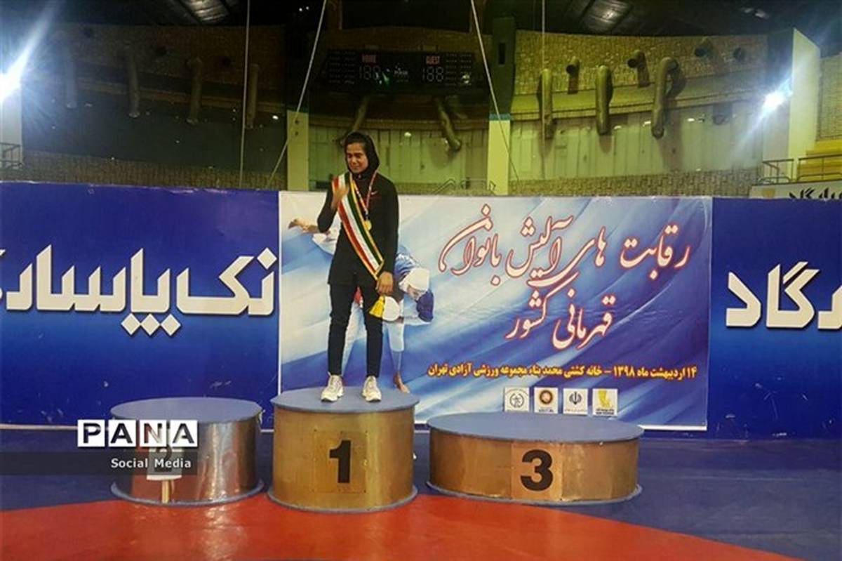اهدای مدال طلای نمادین قهرمانی کشتی به دانش آموز سیل زده خوزستانی