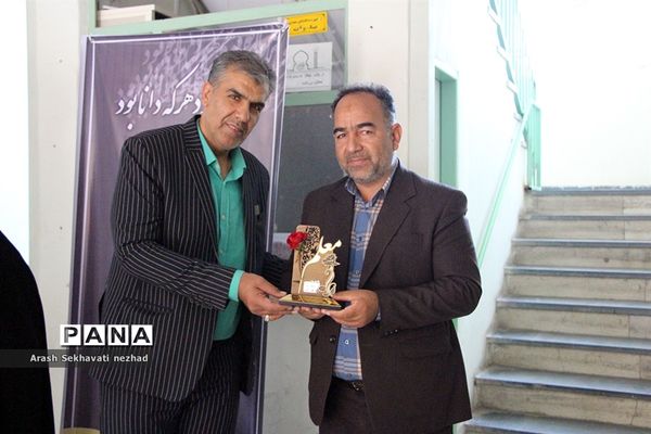 دیدار رئیس سازمان دانش‌آموزی استان خراسان جنوبی به همراه مربیان و پیشتازان سازمان دانش‌آموزی با مدیرکل آموزش و پرورش