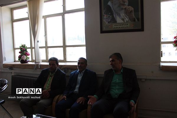 دیدار رئیس سازمان دانش‌آموزی استان خراسان جنوبی به همراه مربیان و پیشتازان سازمان دانش‌آموزی با مدیرکل آموزش و پرورش