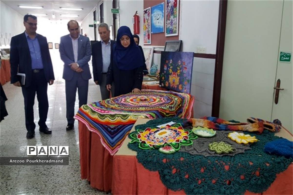 بازدید معاون وزیر از نمایشگاه آثار هنری دانش آموزی