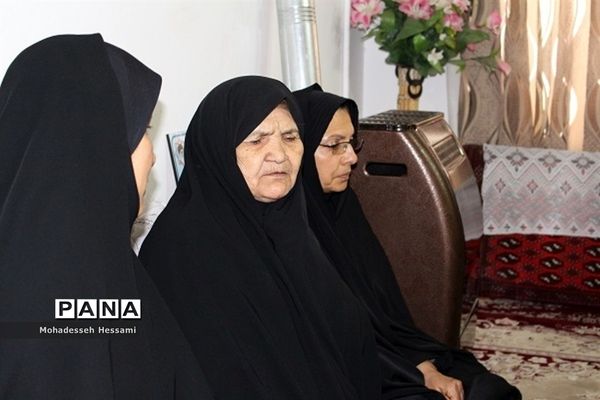 دیدار مدیرکل آموزش و پرورش با خانواده شهدا، جانبازان و بیماران فرهنگی در هفته بزرگداشت مقام معلم
