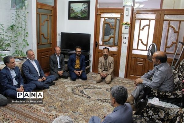 دیدار مدیرکل آموزش و پرورش با خانواده شهدا، جانبازان و بیماران فرهنگی در هفته بزرگداشت مقام معلم
