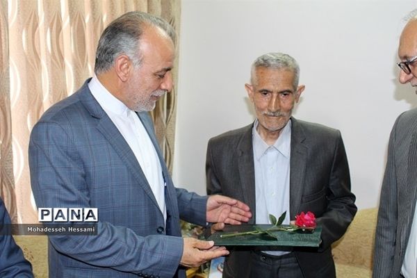 دیدار مدیرکل آموزش و پرورش با خانواده شهدا، جانبازان و بیماران فرهنگی در هفته بزرگداشت مقام معلم