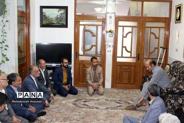 دیدار مدیرکل آموزش و پرورش با خانواده شهدا، جانبازان و بیماران فرهنگی در هفته بزرگداشت مقام معلم