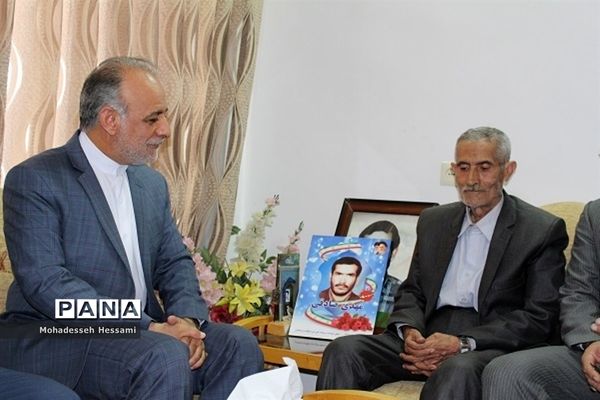 دیدار مدیرکل آموزش و پرورش با خانواده شهدا، جانبازان و بیماران فرهنگی در هفته بزرگداشت مقام معلم