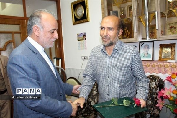 دیدار مدیرکل آموزش و پرورش با خانواده شهدا، جانبازان و بیماران فرهنگی در هفته بزرگداشت مقام معلم